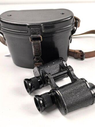 Dienstglas 6 x 30 Wehrmacht, Hersteller ddx. Guter Gesamtzustand, Glasklare Durchsicht, Strichplatte deutlich. In Behälter aus schwarzer Preßmasse, dieser ebenfalls in gutem Zustand, der Trageriemen neuzeitlich ergänzt
