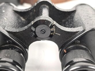 Dienstglas 6 x 30 Wehrmacht, Hersteller ddx. Guter Gesamtzustand, Glasklare Durchsicht, Strichplatte deutlich. In Behälter aus schwarzer Preßmasse, dieser ebenfalls in gutem Zustand, der Trageriemen neuzeitlich ergänzt