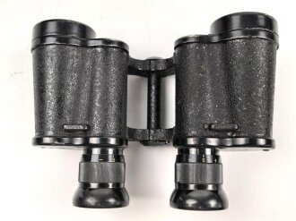 Dienstglas 6 x 30 Wehrmacht, Hersteller ddx. Guter Gesamtzustand, Glasklare Durchsicht, Strichplatte deutlich. In Behälter aus schwarzer Preßmasse, dieser ebenfalls in gutem Zustand, der Trageriemen neuzeitlich ergänzt