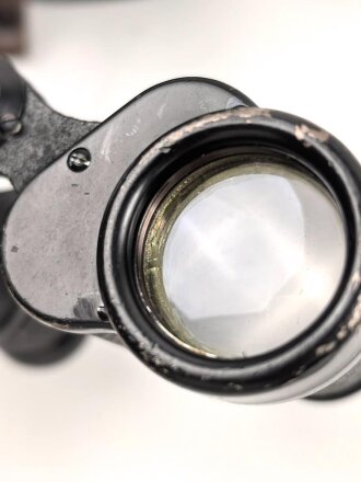 Dienstglas 6 x 30 Wehrmacht, Hersteller ddx. Guter Gesamtzustand, Glasklare Durchsicht, Strichplatte deutlich. In Behälter aus schwarzer Preßmasse, dieser ebenfalls in gutem Zustand, der Trageriemen neuzeitlich ergänzt