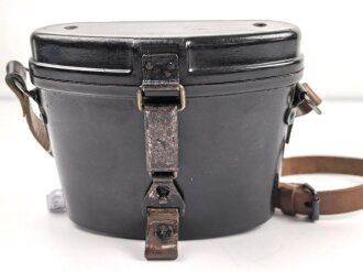 Dienstglas 6 x 30 Wehrmacht, Hersteller ddx. Guter Gesamtzustand, Glasklare Durchsicht, Strichplatte deutlich. In Behälter aus schwarzer Preßmasse, dieser ebenfalls in gutem Zustand, der Trageriemen neuzeitlich ergänzt