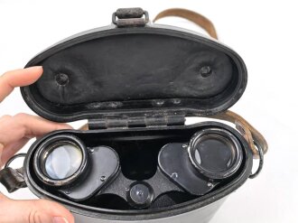 Dienstglas 6 x 30 Wehrmacht, Hersteller ddx. Guter Gesamtzustand, Glasklare Durchsicht, Strichplatte deutlich. In Behälter aus schwarzer Preßmasse, dieser ebenfalls in gutem Zustand, der Trageriemen neuzeitlich ergänzt