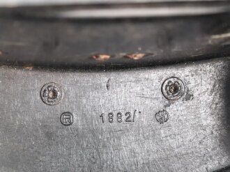 Dienstglas 6 x 30 Wehrmacht, Hersteller ddx. Guter Gesamtzustand, Glasklare Durchsicht, Strichplatte deutlich. In Behälter aus schwarzer Preßmasse, dieser ebenfalls in gutem Zustand, der Trageriemen neuzeitlich ergänzt