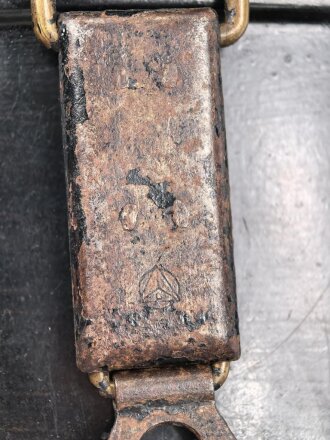 Dienstglas 6 x 30 Wehrmacht, Hersteller ddx. Guter Gesamtzustand, Glasklare Durchsicht, Strichplatte deutlich. In Behälter aus schwarzer Preßmasse, dieser ebenfalls in gutem Zustand, der Trageriemen neuzeitlich ergänzt