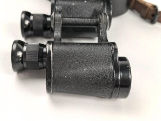 Dienstglas 6 x 30 Wehrmacht, Hersteller ddx. Guter Gesamtzustand, Glasklare Durchsicht, Strichplatte deutlich. In Behälter aus schwarzer Preßmasse, dieser ebenfalls in gutem Zustand, der Trageriemen neuzeitlich ergänzt