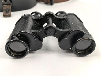 Dienstglas 6 x 30 Wehrmacht, Hersteller ddx. Guter Gesamtzustand, Glasklare Durchsicht, Strichplatte deutlich. In Behälter aus schwarzer Preßmasse, dieser ebenfalls in gutem Zustand, der Trageriemen neuzeitlich ergänzt