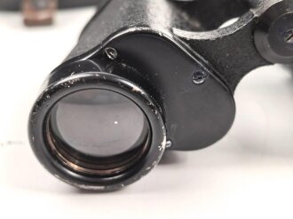 Dienstglas 6 x 30 Wehrmacht, Hersteller ddx. Guter Gesamtzustand, Glasklare Durchsicht, Strichplatte deutlich. In Behälter aus schwarzer Preßmasse, dieser ebenfalls in gutem Zustand, der Trageriemen neuzeitlich ergänzt