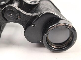 Dienstglas 6 x 30 Wehrmacht, Hersteller ddx. Guter Gesamtzustand, Glasklare Durchsicht, Strichplatte deutlich. In Behälter aus schwarzer Preßmasse, dieser ebenfalls in gutem Zustand, der Trageriemen neuzeitlich ergänzt