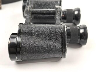 Dienstglas 6 x 30 Wehrmacht, Hersteller ddx. Guter Gesamtzustand, Glasklare Durchsicht, Strichplatte deutlich. In Behälter aus schwarzer Preßmasse, dieser ebenfalls in gutem Zustand, der Trageriemen neuzeitlich ergänzt