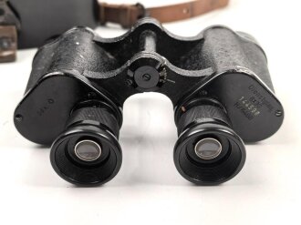Dienstglas 6 x 30 Wehrmacht, Hersteller ddx. Guter Gesamtzustand, Glasklare Durchsicht, Strichplatte deutlich. In Behälter aus schwarzer Preßmasse, dieser ebenfalls in gutem Zustand, der Trageriemen neuzeitlich ergänzt