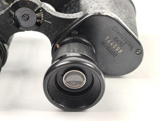 Dienstglas 6 x 30 Wehrmacht, Hersteller ddx. Guter Gesamtzustand, Glasklare Durchsicht, Strichplatte deutlich. In Behälter aus schwarzer Preßmasse, dieser ebenfalls in gutem Zustand, der Trageriemen neuzeitlich ergänzt