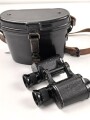 Dienstglas 6 x 30 Wehrmacht, Hersteller ddx. Guter Gesamtzustand, Glasklare Durchsicht, Strichplatte deutlich. In Behälter aus schwarzer Preßmasse, dieser ebenfalls in gutem Zustand, der Trageriemen neuzeitlich ergänzt