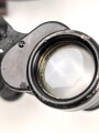 Dienstglas 6 x 30 Wehrmacht, Hersteller ddx. Guter Gesamtzustand, Glasklare Durchsicht, Strichplatte deutlich. In Behälter aus schwarzer Preßmasse, dieser ebenfalls in gutem Zustand, der Trageriemen neuzeitlich ergänzt