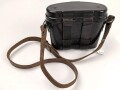 Dienstglas 6 x 30 Wehrmacht, Hersteller ddx. Guter Gesamtzustand, Glasklare Durchsicht, Strichplatte deutlich. In Behälter aus schwarzer Preßmasse, dieser ebenfalls in gutem Zustand, der Trageriemen neuzeitlich ergänzt