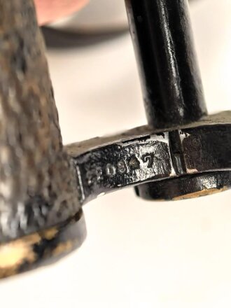Dienstglas 6 x 30 Wehrmacht, Frühes Stück von Busch Rathenow. Getragenes Stück in gutem Gesamtzustand, klare Durchsicht, Strichplatte deutlich. In gut erhaltenem, frühen Behälter, dieser ebenfalls von Busch Rathenow.