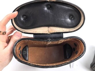 Dienstglas 6 x 30 Wehrmacht, Frühes Stück von Busch Rathenow. Getragenes Stück in gutem Gesamtzustand, klare Durchsicht, Strichplatte deutlich. In gut erhaltenem, frühen Behälter, dieser ebenfalls von Busch Rathenow.