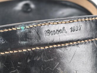 Dienstglas 6 x 30 Wehrmacht, Frühes Stück von Busch Rathenow. Getragenes Stück in gutem Gesamtzustand, klare Durchsicht, Strichplatte deutlich. In gut erhaltenem, frühen Behälter, dieser ebenfalls von Busch Rathenow.