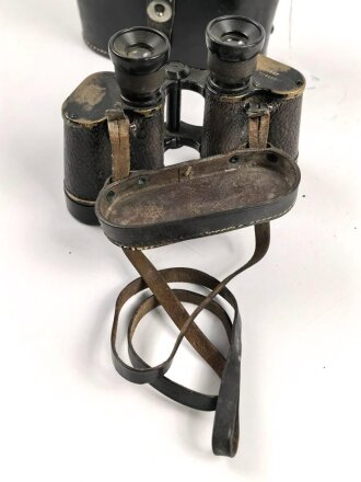 Dienstglas 6 x 30 Wehrmacht, Frühes Stück von Busch Rathenow. Getragenes Stück in gutem Gesamtzustand, klare Durchsicht, Strichplatte deutlich. In gut erhaltenem, frühen Behälter, dieser ebenfalls von Busch Rathenow.