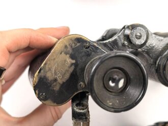 Dienstglas 6 x 30 Wehrmacht, Frühes Stück von Busch Rathenow. Getragenes Stück in gutem Gesamtzustand, klare Durchsicht, Strichplatte deutlich. In gut erhaltenem, frühen Behälter, dieser ebenfalls von Busch Rathenow.