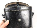 Dienstglas 6 x 30 Wehrmacht, Frühes Stück von Busch Rathenow. Getragenes Stück in gutem Gesamtzustand, klare Durchsicht, Strichplatte deutlich. In gut erhaltenem, frühen Behälter, dieser ebenfalls von Busch Rathenow.