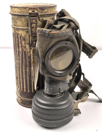 Original getarnte Gasmaskendose Modell 1938 der Wehrmacht. Datiert 1943. Ungereinigtes Stück, ursprünglich nicht zugehörige Maske mit Filter