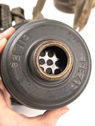 Original getarnte Gasmaskendose Modell 1938 der Wehrmacht. Datiert 1943. Ungereinigtes Stück, ursprünglich nicht zugehörige Maske mit Filter