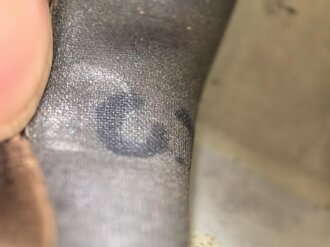 Original getarnte Gasmaskendose Modell 1938 der Wehrmacht. Datiert 1943. Ungereinigtes Stück, ursprünglich nicht zugehörige Maske mit Filter