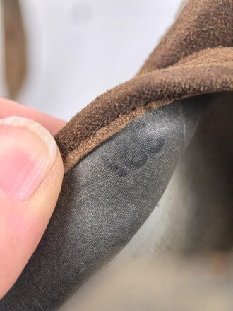 Original getarnte Gasmaskendose Modell 1938 der Wehrmacht. Datiert 1943. Ungereinigtes Stück, ursprünglich nicht zugehörige Maske mit Filter