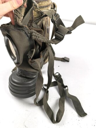 Original getarnte Gasmaskendose Modell 1938 der Wehrmacht. Datiert 1943. Ungereinigtes Stück, ursprünglich nicht zugehörige Maske mit Filter