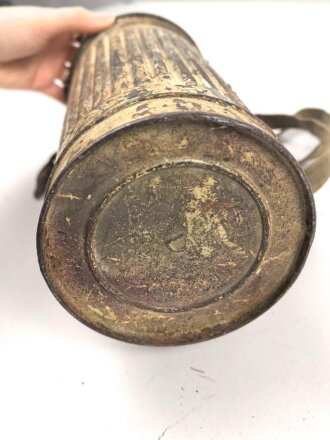 Original getarnte Gasmaskendose Modell 1938 der Wehrmacht. Datiert 1943. Ungereinigtes Stück, ursprünglich nicht zugehörige Maske mit Filter