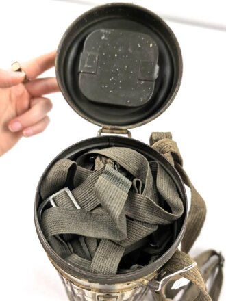 Original getarnte Gasmaskendose Modell 1938 der Wehrmacht. Datiert 1943. Ungereinigtes Stück, ursprünglich nicht zugehörige Maske mit Filter