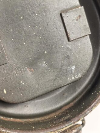 Original getarnte Gasmaskendose Modell 1938 der Wehrmacht. Datiert 1943. Ungereinigtes Stück, ursprünglich nicht zugehörige Maske mit Filter