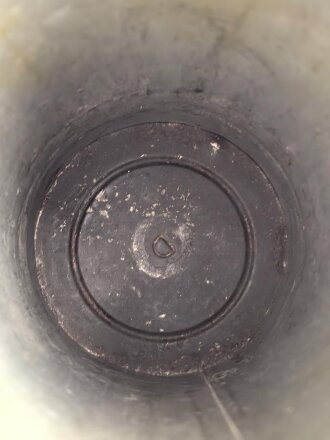 Original getarnte Gasmaskendose Modell 1938 der Wehrmacht. Datiert 1943. Ungereinigtes Stück, ursprünglich nicht zugehörige Maske mit Filter