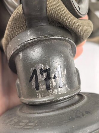 Original getarnte Gasmaskendose Modell 1938 der Wehrmacht. Datiert 1943. Ungereinigtes Stück, ursprünglich nicht zugehörige Maske mit Filter