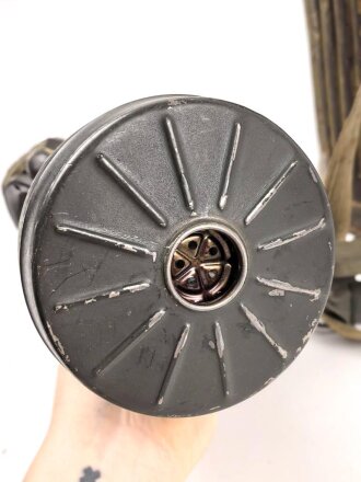 Original getarnte Gasmaskendose Modell 1938 der Wehrmacht. Datiert 1943. Ungereinigtes Stück, ursprünglich nicht zugehörige Maske mit Filter