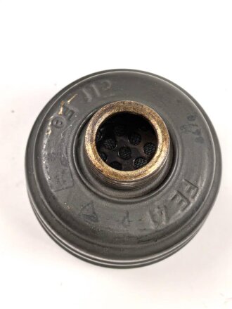 Original getarnte Gasmaskendose Modell 1938 der Wehrmacht. Datiert 1943. Ungereinigtes Stück, ursprünglich nicht zugehörige Maske mit Filter