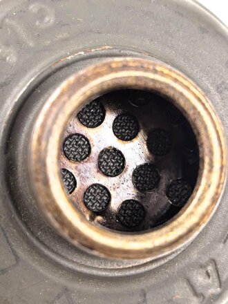 Original getarnte Gasmaskendose Modell 1938 der Wehrmacht. Datiert 1943. Ungereinigtes Stück, ursprünglich nicht zugehörige Maske mit Filter