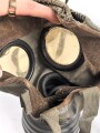 Original getarnte Gasmaskendose Modell 1938 der Wehrmacht. Datiert 1943. Ungereinigtes Stück, ursprünglich nicht zugehörige Maske mit Filter
