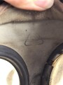 Original getarnte Gasmaskendose Modell 1938 der Wehrmacht. Datiert 1943. Ungereinigtes Stück, ursprünglich nicht zugehörige Maske mit Filter