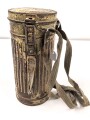 Original getarnte Gasmaskendose Modell 1938 der Wehrmacht. Datiert 1943. Ungereinigtes Stück, ursprünglich nicht zugehörige Maske mit Filter