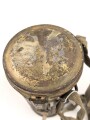 Original getarnte Gasmaskendose Modell 1938 der Wehrmacht. Datiert 1943. Ungereinigtes Stück, ursprünglich nicht zugehörige Maske mit Filter