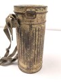 Original getarnte Gasmaskendose Modell 1938 der Wehrmacht. Datiert 1943. Ungereinigtes Stück, ursprünglich nicht zugehörige Maske mit Filter