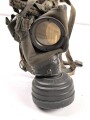 Original getarnte Gasmaskendose Modell 1938 der Wehrmacht. Datiert 1943. Ungereinigtes Stück, ursprünglich nicht zugehörige Maske mit Filter