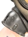 Original getarnte Gasmaskendose Modell 1938 der Wehrmacht. Datiert 1943. Ungereinigtes Stück, ursprünglich nicht zugehörige Maske mit Filter