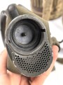 Original getarnte Gasmaskendose Modell 1938 der Wehrmacht. Datiert 1943. Ungereinigtes Stück, ursprünglich nicht zugehörige Maske mit Filter