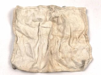 Original lackierte Gasmaskendose Modell 1938 der Wehrmacht. Ungereinigtes Stück, zugehörige Maske mit Filter in gutem Zustand.