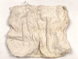 Original lackierte Gasmaskendose Modell 1938 der Wehrmacht. Ungereinigtes Stück, zugehörige Maske mit Filter in gutem Zustand.