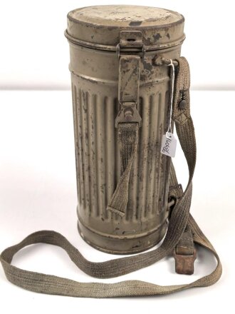 Original lackierte Gasmaskendose Modell 1938 der Wehrmacht. Ungereinigtes Stück, zugehörige Maske mit Filter in gutem Zustand.