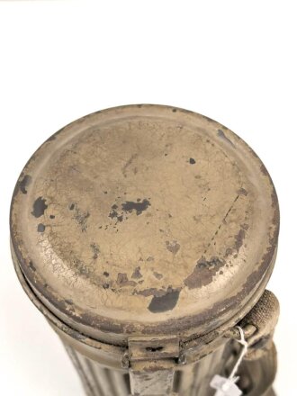 Original lackierte Gasmaskendose Modell 1938 der Wehrmacht. Ungereinigtes Stück, zugehörige Maske mit Filter in gutem Zustand.