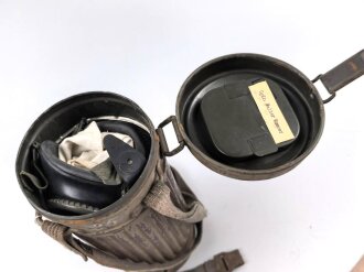 Original lackierte Gasmaskendose Modell 1938 der Wehrmacht. Ungereinigtes Stück, zugehörige Maske mit Filter in gutem Zustand.